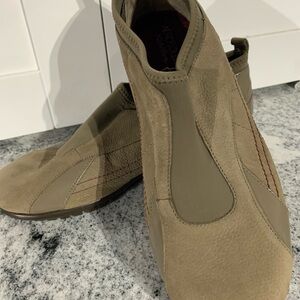 Aerosols Women’s Taupe Slip-On Sneaker with Burgundy Insole Suede Size 10